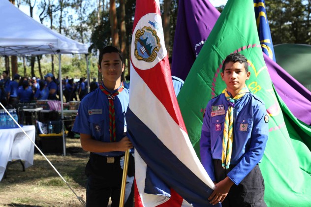 Boys Scouts sostienen la bandera de Costa Rica y del Movimiento Scouts juntas y paralelas