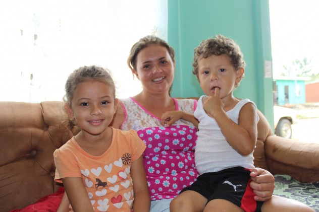 Foto de Familia en su nueva vivienda, en el sofá, la madre Alexandra Castro con sus hijos Naomy y Mathias