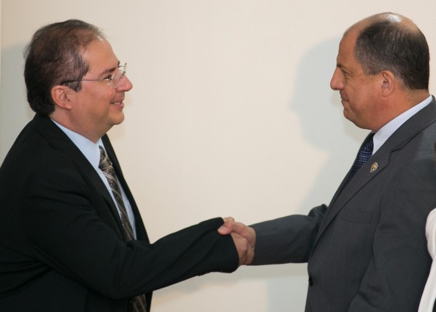 Mauricio Herrera saluda al Presidente Luis Guillermo Solís
