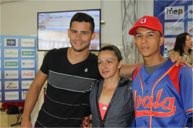 En la fotografía los tres atletas que participarán en la inauguración de los Juegos