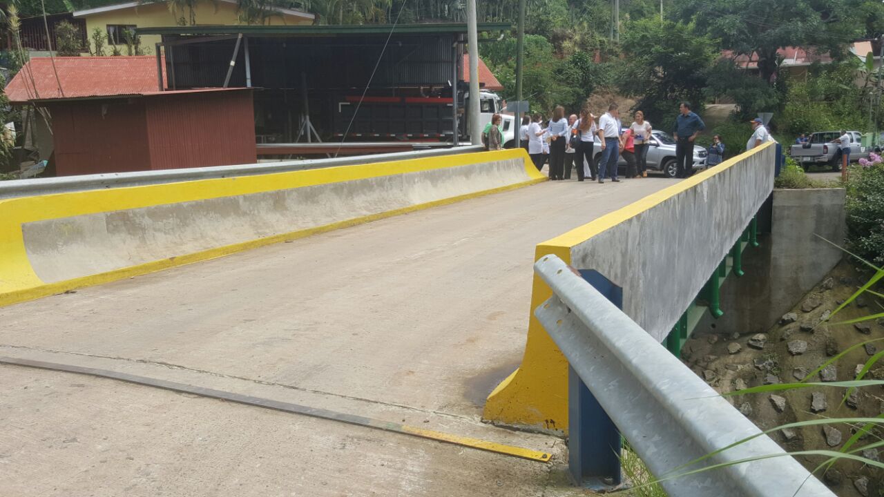 Puente sobre Quebrada Piritas en Calle Muñoz San Miguel de Naranjo.