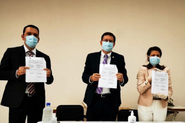 De izquierda a derecha: Gerente de Logística, CCSS, Luis Fernando Porras; Presidente Ejecutivo de la CCSS, Román Macaya; Ministra de Justicia, Fiorella Salazar.