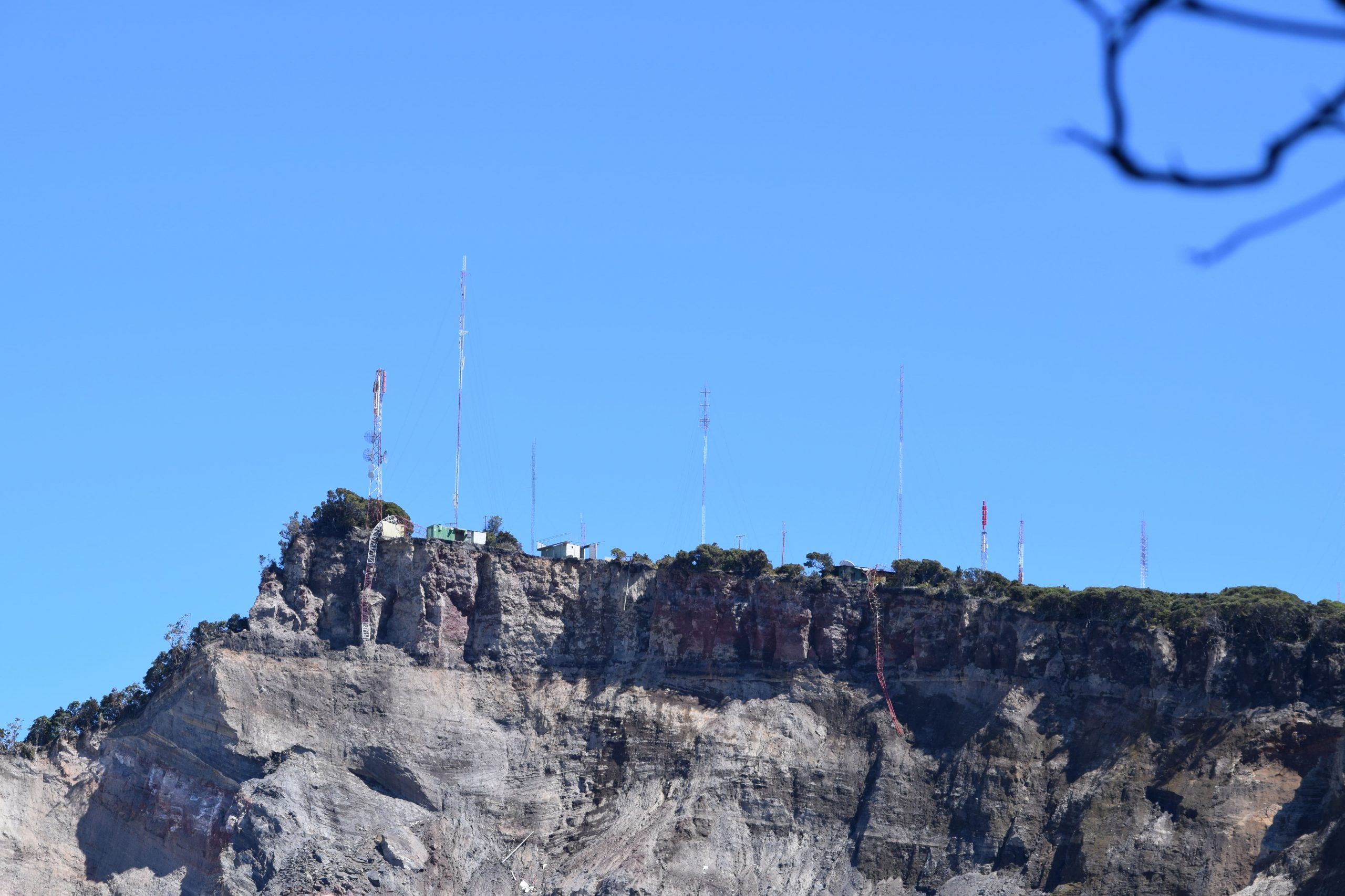 11 operadores de telecomunicaciones han reubicado sus torres en el volcán  Irazú tras deslizamiento en agosto de 2020 – Presidencia de la República de  Costa Rica